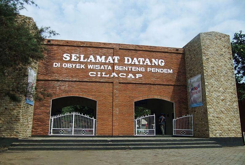 Jembatan Kehidupan: Pintu Masuk Pejalan Kaki Bagas & Bagus di Tengah Kota Cilacap