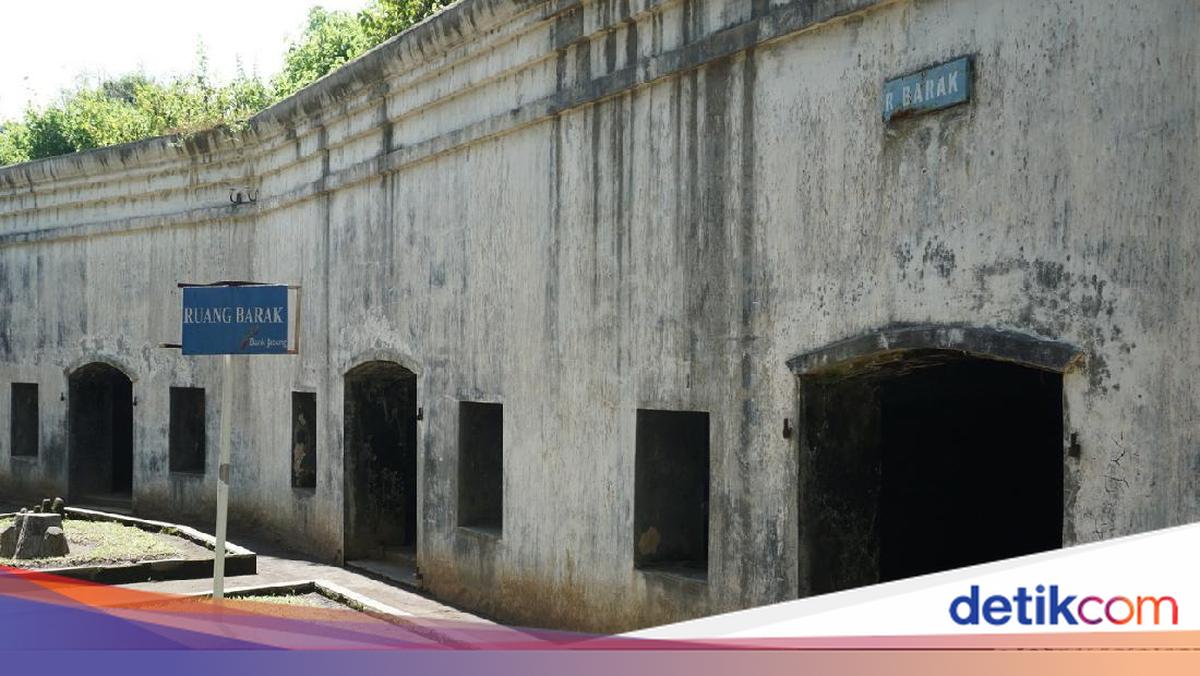 Jembatan Kehidupan: Pintu Masuk Pejalan Kaki Bagas & Bagus di Tengah Kota Cilacap